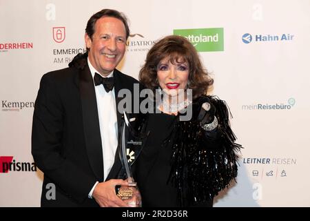 Calcar, Allemagne. 22nd avril 2023. ARCHIVE PHOTO: Joan COLLINS tourne 90 ans sur 23 mai 2023, Dame Joan COLLINS, actrice, reçoit le prix honorifique de réalisation à vie, avec le mari Percy GIBSON, Die Goldene sonne 2023, le 04/22/2023 dans Wunderland Kalkar, crédit: dpa/Alamy Live News Banque D'Images