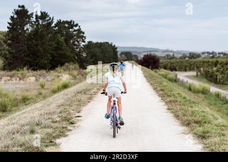 Tween fille à vélo sur un sentier en Nouvelle-Zélande Banque D'Images