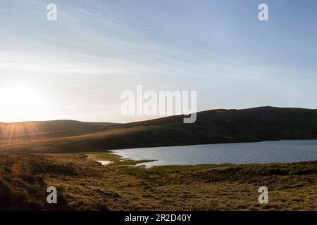 Laguna de los peces, d'origine glaciaire, au coucher du soleil pendant l'été Banque D'Images