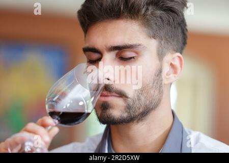 portrait de happy man dégustation de vin dans la cave de vinification Banque D'Images