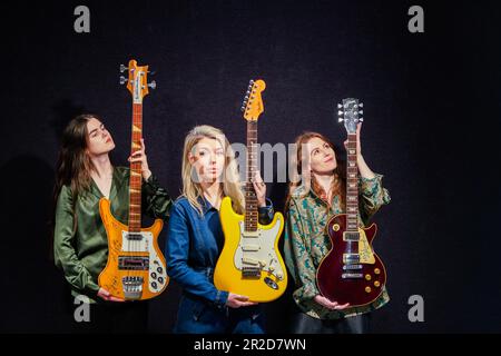 Londres, Royaume-Uni. 19 mai 2023 . L-R Bee Gees / Maurice Gibb: A Rickenbacker 4001 Bass Guitar, signé par chaque membre des Bee Gees, estimation £10 000 - £15 000.Jeff Beck: Yellow Working prototype Fender Stratoaster Guitar , estimation £60 000 - £80 000 , Noel Gallagher / Oasis: A Gibson les Paul Standard , £15 000 - £20 000. Photo de presse de The Rock, Pop & film sale à Bonhams Knightsbridge. La vente a lieu le 24 mai crédit: amer ghazzal/Alamy Live News Banque D'Images