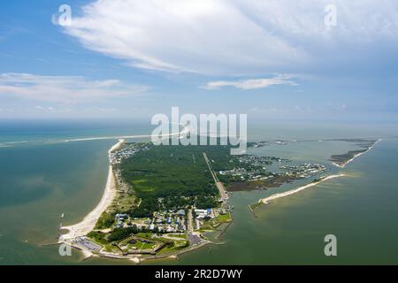 Vue aérienne de Dauphin Island et du pont DI Banque D'Images