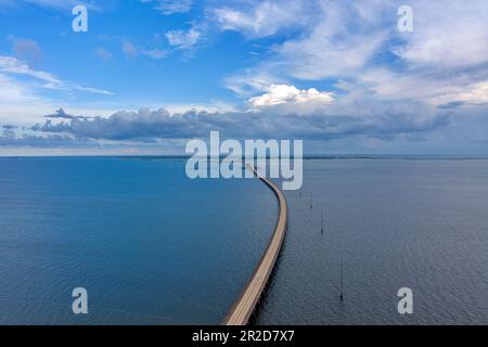 Vue aérienne de Dauphin Island et du pont DI Banque D'Images