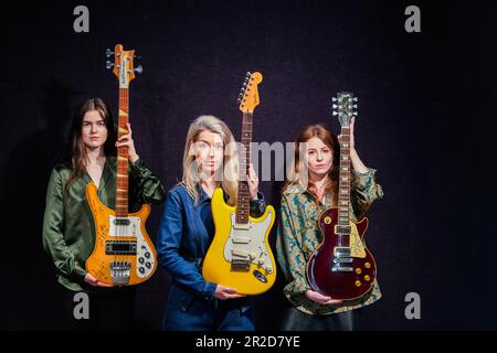 Londres, Royaume-Uni. 19 mai 2023 . L-R Bee Gees / Maurice Gibb: A Rickenbacker 4001 Bass Guitar, signé par chaque membre des Bee Gees, estimation £10 000 - £15 000.Jeff Beck: Yellow Working prototype Fender Stratoaster Guitar , estimation £60 000 - £80 000 , Noel Gallagher / Oasis: A Gibson les Paul Standard , £15 000 - £20 000. Photo de presse de The Rock, Pop & film sale à Bonhams Knightsbridge. La vente a lieu le 24 mai crédit: amer ghazzal/Alamy Live News Banque D'Images