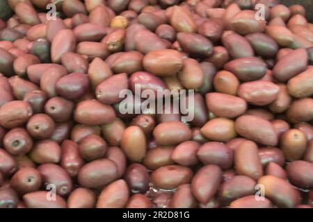 Olives marinées à vendre sur un marché de Terramasa, près de Barcelone, Espagne. Banque D'Images