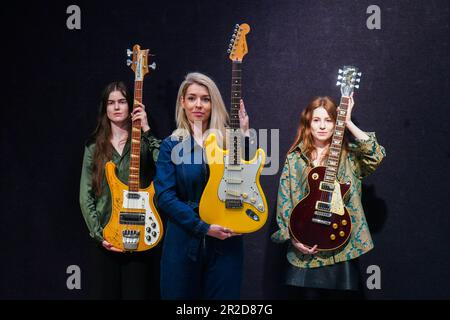 Londres, Royaume-Uni. 19 mai 2023 . L-R Bee Gees / Maurice Gibb: A Rickenbacker 4001 Bass Guitar, signé par chaque membre des Bee Gees, estimation £10 000 - £15 000.Jeff Beck: Yellow Working prototype Fender Stratoaster Guitar , estimation £60 000 - £80 000 , Noel Gallagher / Oasis: A Gibson les Paul Standard , £15 000 - £20 000. Photo de presse de The Rock, Pop & film sale à Bonhams Knightsbridge. La vente a lieu le 24 mai crédit: amer ghazzal/Alamy Live News Banque D'Images