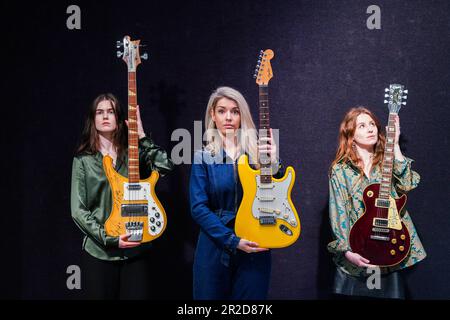 Londres, Royaume-Uni. 19 mai 2023 . L-R Bee Gees / Maurice Gibb: A Rickenbacker 4001 Bass Guitar, signé par chaque membre des Bee Gees, estimation £10 000 - £15 000.Jeff Beck: Yellow Working prototype Fender Stratoaster Guitar , estimation £60 000 - £80 000 , Noel Gallagher / Oasis: A Gibson les Paul Standard , £15 000 - £20 000. Photo de presse de The Rock, Pop & film sale à Bonhams Knightsbridge. La vente a lieu le 24 mai crédit: amer ghazzal/Alamy Live News Banque D'Images