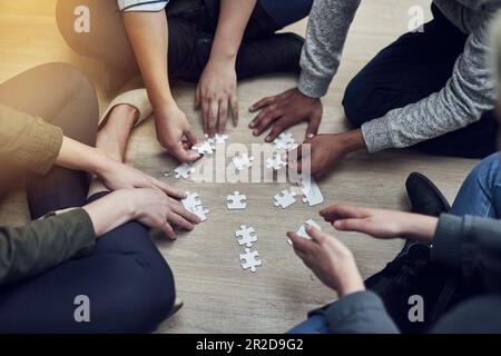 Mains, gens d'affaires et casse-tête en cercle, diversité ou travail d'équipe pour la résolution de problèmes, la solution ou au-dessus du jeu. Groupe, planification et aide main pour Banque D'Images