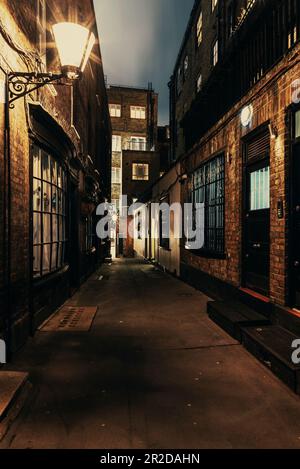 Une vieille ruelle mystérieuse et cachée à Londres la nuit Banque D'Images