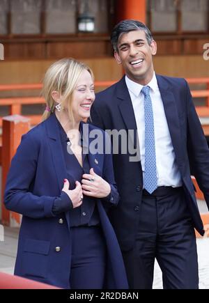 Le Premier ministre italien Giorgia Meloni et le Premier ministre Rishi Sunak arrivent pour la photo de famille au sanctuaire d'Itsukushima lors du Sommet de G7 à Hiroshima, au Japon. Date de la photo: Vendredi 19 mai 2023. Banque D'Images