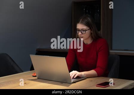 Jeune femme indépendante expert webmaster web designer et développeur travaillant à partir de la maison sur un nouveau site de marketing de site Web pour améliorer les comptes clients expe Banque D'Images