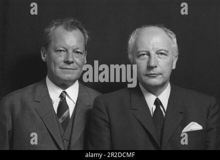 PHOTO D'ARCHIVE: Le SPD aura 160 ans sur 23 mai 2023, Willy BRANDT (l.), République fédérale d'Allemagne, SPD, Chancelier fédéral, Chancelier et Walter SCHEEL, République fédérale d'Allemagne, politique, FDP, Vice-Chancelier, Ministre des Affaires étrangères, Portrait en demi-longueur, regardez de manière amicale et sérieuse la caméra, format paysage; ?Sven Simon#Prinzess-Luise-Strasse 41#45479 Muelheim/R uhr #tél 0208/9413250#fax. 0208/9413260#compte. 244 293 433 P ostbank E ssen BLZ 360 100 43# www.SvenSimon.net. Banque D'Images