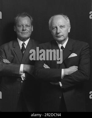 PHOTO D'ARCHIVE: Le SPD aura 160 ans sur 23 mai 2023, Willy BRANDT (l.), République fédérale d'Allemagne, SPD, Chancelier fédéral, Chancelier et Walter SCHEEL, République fédérale d'Allemagne, politique, FDP, Vice-Chancelier, Ministre des Affaires étrangères, Portrait en demi-longueur avec bras repliés et sérieux dans la caméra; ?Sven Simon#Prinzess-Luise-Strasse 41#45479 Muelheim/R uhr #tél 0208/9413250#fax. 0208/9413260#compte. 244 293 433 P ostbank E ssen BLZ 360 100 43# www.SvenSimon.net. Banque D'Images