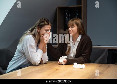 Jeune amie femme réconfortant son triste collègue déprimé au bureau qui pleure après erreur au travail sur le nouveau projet d'entreprise et est sous le stress et fe Banque D'Images