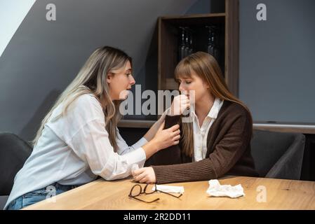 Jeune amie femme réconfortant son triste collègue déprimé au bureau qui pleure après erreur au travail sur le nouveau projet d'entreprise et est sous le stress et fe Banque D'Images