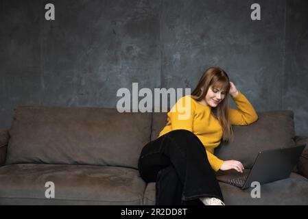 Jeune femme indépendante expert webmaster web designer et développeur travaillant à partir de la maison sur un nouveau site de marketing de site Web pour améliorer les comptes clients expe Banque D'Images