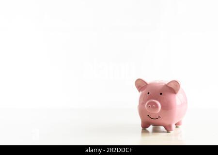 Porcgybank de porcs roses placé sur une table en bois. Le concept des finances, de la banque, de l'épargne, de l'investissement, du marketing, Gros plan. Copier l'espace à gauche pour les Banque D'Images