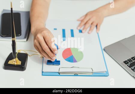 femme d'affaires professionnelle tenant le timbre sur la paperasse ou document finance à l'intérieur au bureau, femme gestionnaire personne empreinte approuvée sur le coupe-papier Banque D'Images