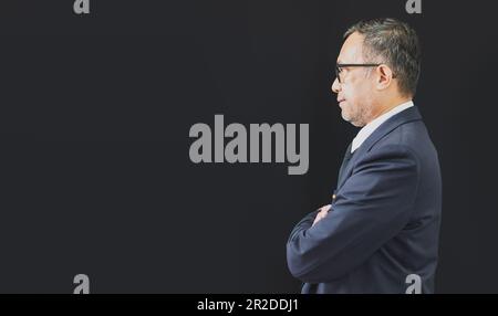 Un homme d'affaires en costume noir se dresse face à l'avant et attend vers l'avant. Smart Standing Man, Doing Business Broker, Manager, comptable, Bank Clerk Conc Banque D'Images