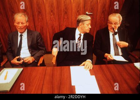 PHOTO D'ARCHIVE: Le SPD a 160 ans sur 23 mai 2023, SN08129823POL.jpg POLITIQUE, ANCIEN CHANCELIER HELMUT SCHMIDT . L'ancien sénateur de l'intérieur de Hambourg (1961-1965) a été ministre fédéral de la Défense de 1969-1972 et ministre fédéral des Finances de 1972-1974. Après la démission de Willy Brandt en 1974, Schmidt devint chancelier. Un vote constructif de défiance en 1982 a conduit à sa chute. Son successeur au bureau du chancelier était Helmut Kohl (CDU). Notre photo montre Helmut SCHMIDT avec le chef du groupe parlementaire SPD Herbert WEHNER (à droite) et le chef du parti SPD Willy BRANDT Banque D'Images