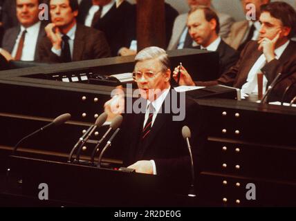 PHOTO D'ARCHIVE: Le SPD aura 160 ans sur 23 mai 2023, SN08129804POL.jpg POLITIQUE, ANCIEN CHANCELIER FÉDÉRAL HELMUT SCHMIDT (SPD) . L'ancien sénateur de l'intérieur de Hambourg (1961-1965) a été ministre fédéral de la Défense de 1969-1972 et ministre fédéral des Finances de 1972-1974. Après la démission de Willy Brandt en 1974, Schmidt devint chancelier. Un vote constructif de défiance en 1982 a conduit à sa chute. Son successeur à la Chancellerie était Helmut Kohl, CDU. Notre photo montre Helmut Schmidt lors de son dernier discours en tant que chancelier fédéral au Parlement. ?SVEN SIMON Huyssenallee 40-42 4512 Banque D'Images