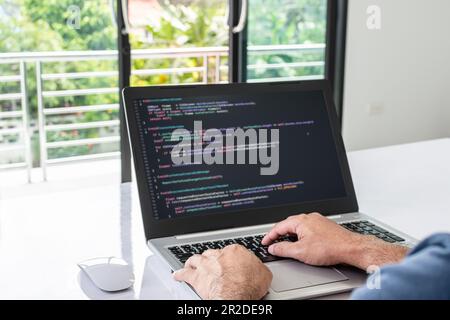 programmeur codage, compilateur, encodage, débogage et logiciel d'application de développement pour les entreprises avec ordinateur portable. Homme programmant le web de codage Banque D'Images