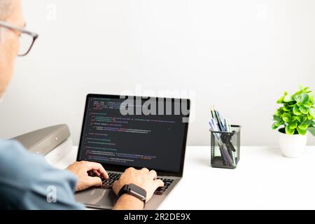 programmeur codage, compilateur, encodage, débogage et logiciel d'application de développement pour les entreprises avec ordinateur portable. Homme programmant le web de codage Banque D'Images
