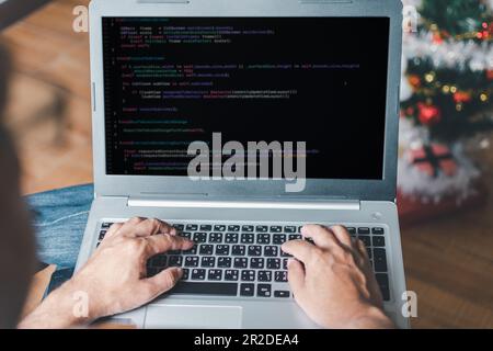 programmeur codage, compilateur, encodage, débogage et logiciel d'application de développement pour les entreprises avec ordinateur portable. Homme programmant le web de codage Banque D'Images