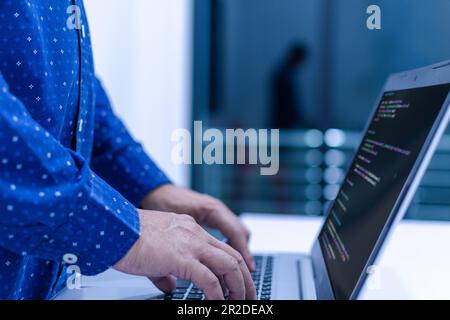 programmeur codage, compilateur, encodage, débogage et logiciel d'application de développement pour les entreprises avec ordinateur portable. Homme programmant le web de codage Banque D'Images