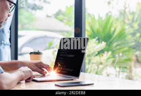 programmeur codage, compilateur, encodage, débogage et logiciel d'application de développement pour les entreprises avec ordinateur portable. Homme programmant le web de codage Banque D'Images