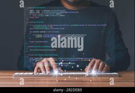 programmeur codage, compilateur, encodage, débogage et logiciel d'application de développement pour les entreprises avec ordinateur portable. Homme programmant le web de codage Banque D'Images