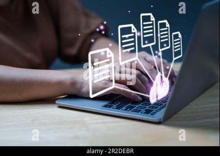 Homme d'affaires utilisant un ordinateur portable avec écran virtuel pour sauvegarder des données. Traitez les données et gérez efficacement les fichiers sur le serveur Cloud. Système de base de données de documents en ligne Banque D'Images