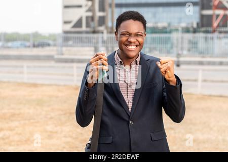 l'homme africain portant un costume se réjouit Banque D'Images