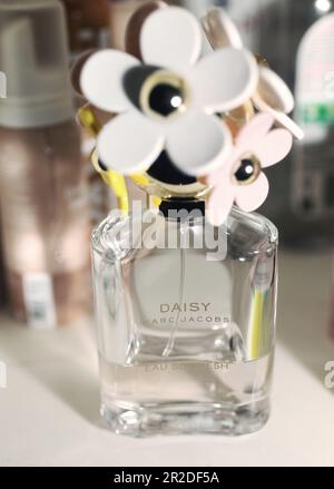 Différents types de produits dans une salle de bains, Marc Jacobs Daisy. Banque D'Images