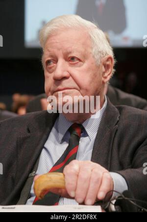 ARCHIVE PHOTO: Le SPD aura 160 ans sur 23 mai 2023, Helmut SCHMIDT, Allemagne, homme politique, Ancien chancelier fédéral, portrait, portrait, portrait en demi-longueur, conférence du parti fédéral du SPD 2007 à Hambourg, 26 octobre 2007. SVEN SIMON#Prinzess-Luise-Strasse 41#45479 Muelheim/R uhr #tél 0208/9413250#fax. 0208/9413260# Postgiro Essen n° 244 293 433 (BLZ 360 100 43) n° www.SvenSimon.net. Banque D'Images