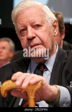 ARCHIVE PHOTO: Le SPD aura 160 ans sur 23 mai 2023, Helmut SCHMIDT, Allemagne, homme politique, Ancien chancelier fédéral, portrait, portrait, portrait en demi-longueur, conférence du parti fédéral du SPD 2007 à Hambourg, 26 octobre 2007. SVEN SIMON#Prinzess-Luise-Strasse 41#45479 Muelheim/R uhr #tél 0208/9413250#fax. 0208/9413260# Postgiro Essen n° 244 293 433 (BLZ 360 100 43) n° www.SvenSimon.net. Banque D'Images