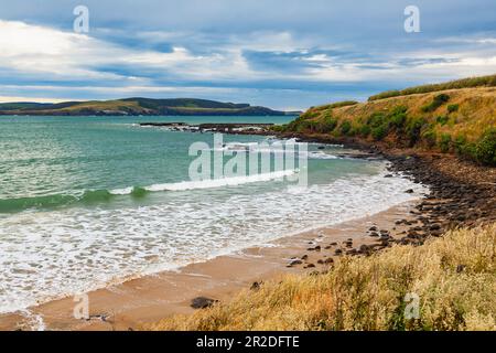 Vagues se délavant de la plage de Porpoise Bay dans le district de Southland, dans l'île du Sud, en Nouvelle-Zélande Banque D'Images