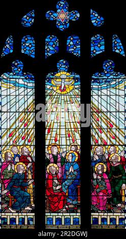 Marie et les apôtres recevant le don de l'Esprit Saint par Joseph Nuttgens (1953), Église paroissiale d'Ormskirk, Lancashire, Royaume-Uni Banque D'Images