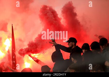 Amsterdam, pays-Bas. 18th mai 2023. Les fans d'AZ Alkmaar lors de la demi-finale de la Ligue de la Conférence de l'UEFA second match de match entre AZ Alkmaar et West Ham se sont Unis à l'AFAS Stadion sur 18 mai 2023 à Amsterdam, aux pays-Bas. (Photo de Daniel Chesterton/phcimages.com) Credit: PHC Images/Alamy Live News Banque D'Images