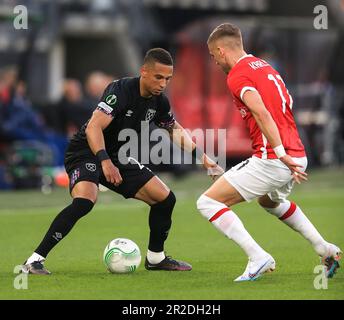 Amsterdam, pays-Bas. 18th mai 2023. Thilo Kehrer, de Ham Ouest, et Jesper Karlsson, d'AZ Alkmaar, lors de la demi-finale de la Ligue de la Conférence de l'UEFA, deuxième match entre AZ Alkmaar et Ham Ouest, Unis à la Stadion AFAS sur 18 mai 2023, à Amsterdam, aux pays-Bas. (Photo de Daniel Chesterton/phcimages.com) Credit: PHC Images/Alamy Live News Banque D'Images