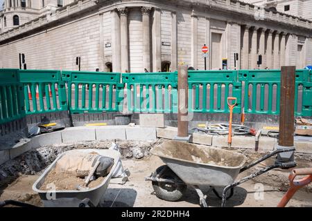 Améliorations apportées par les entrepreneurs Conway fait concurrence à la Banque d'Angleterre dans la City de Londres, le quartier financier de la capitale, le 18th mai 2023, à Londres, en Angleterre. Banque D'Images