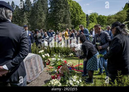 DEVENTER - 19/05/2023, Réunion commémorative au cimetière Steenbrugge, où a été placée une pierre commémorative pour les soldats décédés de la KNIL Molucan. La pierre est une reconnaissance de l'injustice et un hommage aux soldats moluques de l'Armée royale néerlandaise des Indes orientales (KNIL) et à leurs épouses. ANP EMIEL MUIJDERMAN pays-bas sortie - belgique sortie Banque D'Images