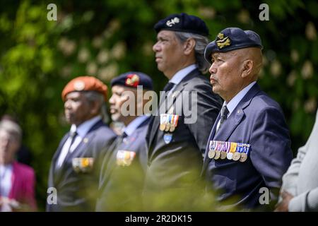 DEVENTER - 19/05/2023, Réunion commémorative au cimetière Steenbrugge, où a été placée une pierre commémorative pour les soldats décédés de la KNIL Molucan. La pierre est une reconnaissance de l'injustice et un hommage aux soldats moluques de l'Armée royale néerlandaise des Indes orientales (KNIL) et à leurs épouses. ANP EMIEL MUIJDERMAN pays-bas sortie - belgique sortie Banque D'Images