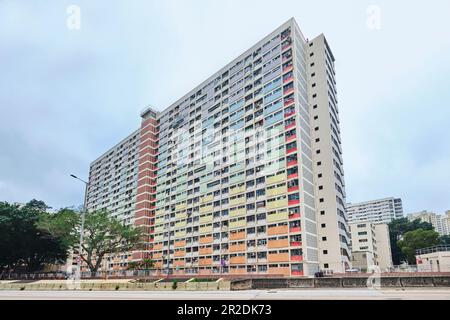 Hong Kong SAR, Chine - avril 2023 : domaine de CHOI Hung et terrains de basket-ball, façades colorées d'un logement public dense à Kowloon Banque D'Images