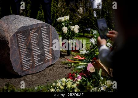 DEVENTER - 19/05/2023, Réunion commémorative au cimetière Steenbrugge, où a été placée une pierre commémorative pour les soldats décédés de la KNIL Molucan. La pierre est une reconnaissance de l'injustice et un hommage aux soldats moluques de l'Armée royale néerlandaise des Indes orientales (KNIL) et à leurs épouses. ANP EMIEL MUIJDERMAN pays-bas sortie - belgique sortie Banque D'Images