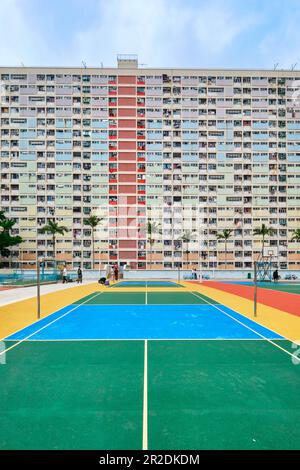 Hong Kong SAR, Chine - avril 2023 : domaine de CHOI Hung et terrains de basket-ball, façades colorées d'un logement public dense à Kowloon Banque D'Images