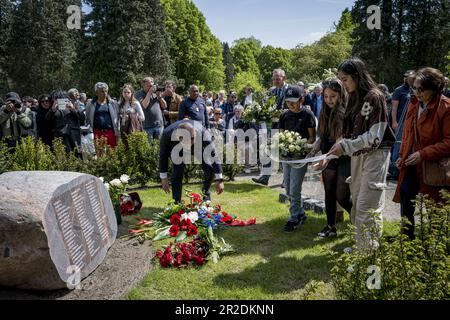 DEVENTER - 19/05/2023, Réunion commémorative au cimetière Steenbrugge, où a été placée une pierre commémorative pour les soldats décédés de la KNIL Molucan. La pierre est une reconnaissance de l'injustice et un hommage aux soldats moluques de l'Armée royale néerlandaise des Indes orientales (KNIL) et à leurs épouses. ANP EMIEL MUIJDERMAN pays-bas sortie - belgique sortie Banque D'Images