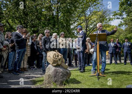 DEVENTER - 19/05/2023, Réunion commémorative au cimetière Steenbrugge, où a été placée une pierre commémorative pour les soldats décédés de la KNIL Molucan. La pierre est une reconnaissance de l'injustice et un hommage aux soldats moluques de l'Armée royale néerlandaise des Indes orientales (KNIL) et à leurs épouses. ANP EMIEL MUIJDERMAN pays-bas sortie - belgique sortie Banque D'Images