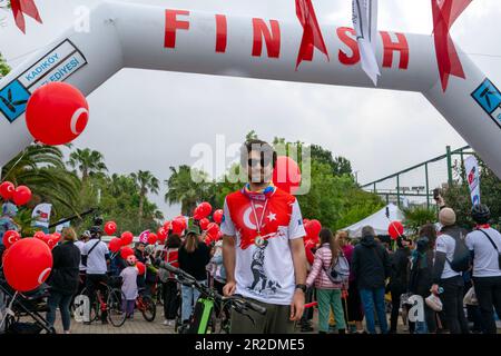 Kadikoy, Istanbul, Turquie. 19th mai 2023. Commémoration de la Journée Ataturk, Jeunesse et Sports le 19 mai, une visite à vélo a été organisée à KadÄ±Köy, Istanbul. Des personnes de tous âges ont participé à la visite en vélo. Sur 19 mai 1919, Mustafa Kemal Ataturk débarqua à Samsun sur le ferry de bandırma et commença la guerre d'indépendance de la Turquie. Mustafa Kemal Ataturk a donné cette fête à la jeunesse turque. (Credit image: © Tolga Uluturk/ZUMA Press Wire) USAGE ÉDITORIAL SEULEMENT! Non destiné À un usage commercial ! Banque D'Images