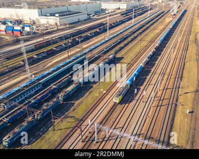 Les trains de fret. Vue aérienne de trains de marchandises colorées. La gare ferroviaire. Wagons à marchandises sur le chemin de fer. L'industrie lourde. Scène industrielle avec des trains, ci Banque D'Images